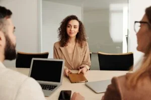 Jak stworzyć procedurę onboardingu pracownika krok po kroku?